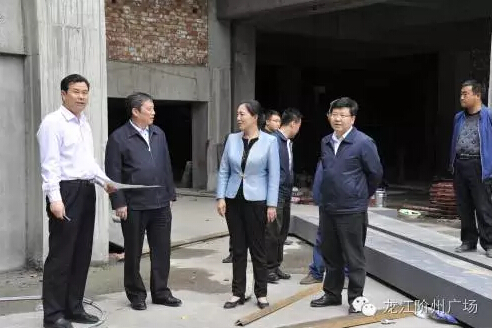 市長陳青，副市長王月成陪同省電力投資集團(tuán)公司總經(jīng)理李輝一行深入階州廣場視察