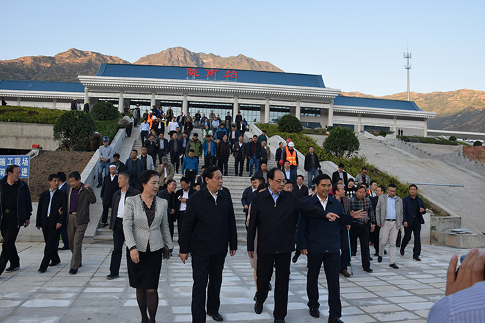 全國、省市政協(xié)委員體驗(yàn)蘭渝鐵路、視察階州廣場