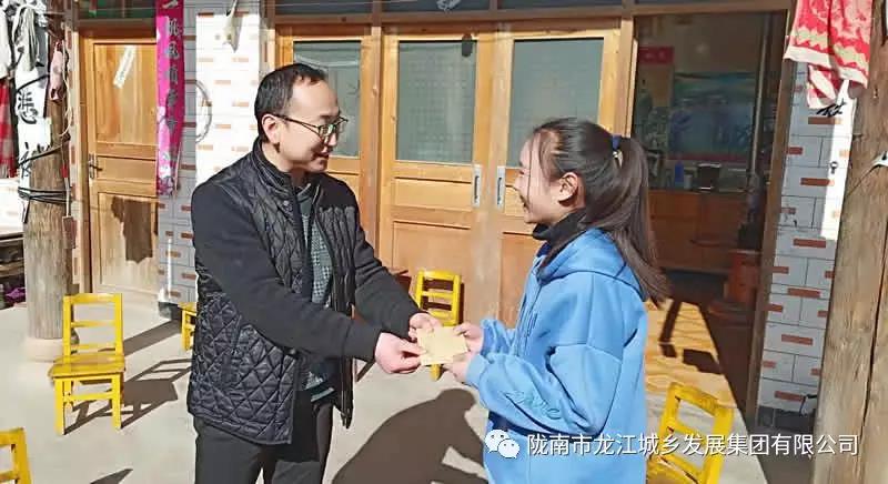 堅持精準(zhǔn)幫扶，合力脫貧攻堅——市龍江城鄉(xiāng)發(fā)展集團(tuán)、隴南太平洋財險公司聯(lián)合開展幫扶文縣橋頭鎮(zhèn)安子坡村2019年春節(jié)慰問活動