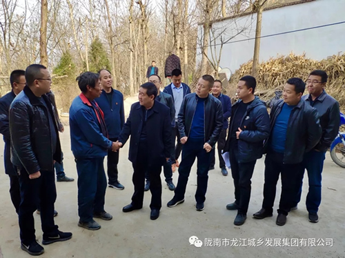 市龍江集團(tuán)在文縣橋頭鎮(zhèn)安子坡村開展“解難題、辦實(shí)事、送溫暖”活動(dòng)