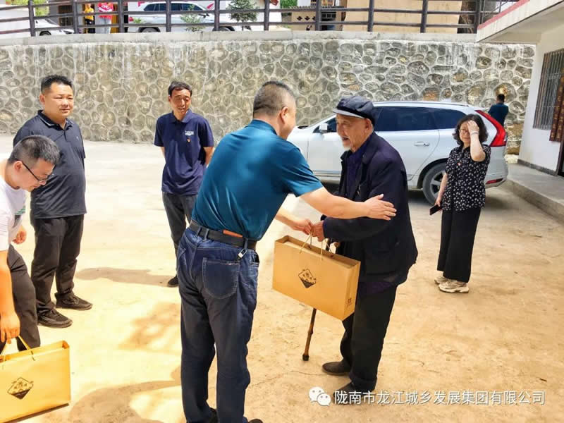 “感黨恩、憶黨史”，--市龍江城鄉(xiāng)發(fā)展集團公司開展慶祝建黨99周年主題黨日活動